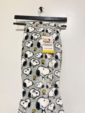 Peanuts Snoopy with Paw Print Throw Blanket. Peach 50"X70"